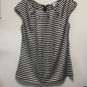 Worthington top size large. In excellent condition. 🌻
